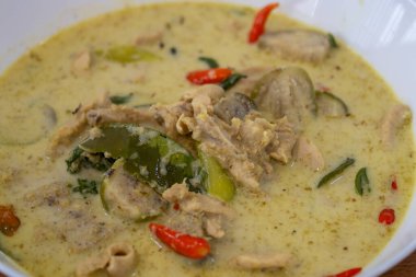 Tayland yeşil körisinin zengin lezzetlerini keşfedin. Yemek sevenler için mutlaka denenmesi gereken bir aşçılık deneyimi..