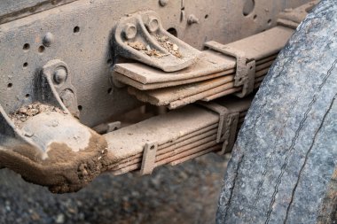 Bir otomotiv atölyesindeki araç süspansiyon bileşenlerinin karmaşık detaylarını araştır.