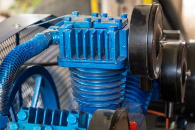 Güçlü mekanik bileşenleri gösteren endüstriyel makinelerin karmaşık detaylarını araştırın..