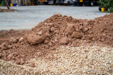İnşaat alanındaki toprak yığınının yakın çekimi toprak dokusunu ve doğal elementlerini gözler önüne seriyor..
