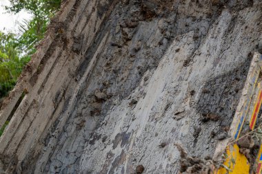 Oyunda kazı çalışmaları ve ağır makinelerin sergilendiği bir inşaat sahasının yakın çekim görüntüsü.