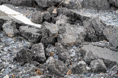 Kırık kaldırım ve molozların sergilendiği deprem sonrasını inceleyin..