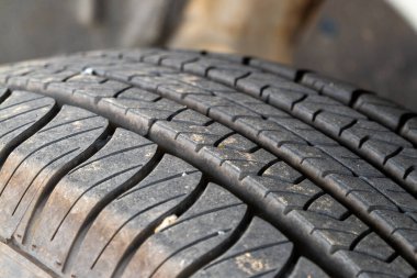 Bu detaylı yakın planda lastik izlerinin güvenlik ve performans için önemini araştırın..