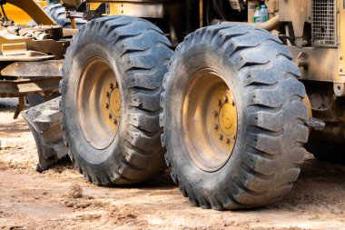 İnşaat alanında ağır makine lastiklerinin sağlam dizaynını ve işlevselliğini keşfedin.