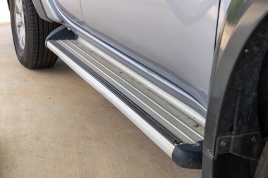 Daha kolay erişim ve geliştirilmiş biçim için araç yan basamaklarının nasıl düzgün kurulacağını öğren.