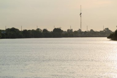 Şafak vakti huzurlu bir nehir manzarası doğanın güzelliğini ve huzurunu gözler önüne seriyor..