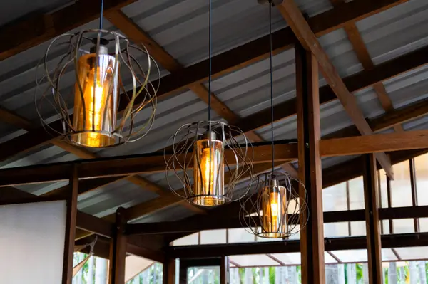 Şık kolye ışıklarının modern iç mekanlarda nasıl sakin bir atmosfer yarattığını keşfedin..