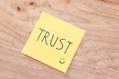 Basit bir notla ilişkilerdeki önemini vurgulayan bir güven temsili..