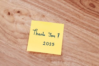 Basit bir teşekkür! 2025 notası bizlere minimalist bir çalışma alanına gelecek hedeflerine odaklanmamızı hatırlatıyor..