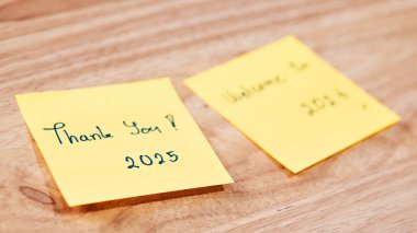 Parlak yapışkan notlar gelecekteki hedeflere ve rahat bir çalışma alanında minnettarlığa ilham verir..