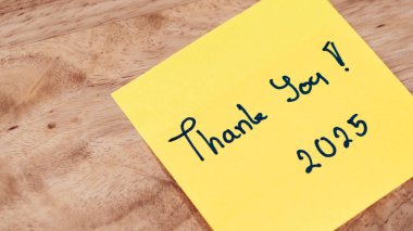 Yürekten bir teşekkür notu. Minnettarlığımı yansıtıyor ve 2025 'i dört gözle bekliyorum..