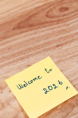 2026 'ya basit ama güçlü bir hoş geldin. Geleceğin ilham verici pozitifliği ve umudu..