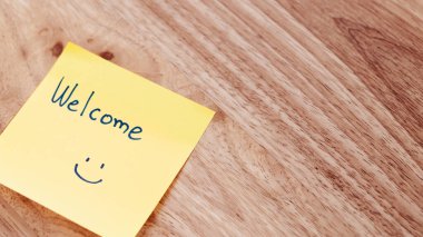 Neşeli yapışkan bir not, ev ofisini ısıtıyor ve iş için hoş bir ortam yaratıyor..