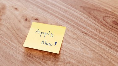 Yapışkan bir not, olumlu ve odaklanmış iş uygulamaları için eylem başlatır.