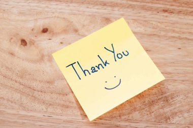 Yürekten bir teşekkür notu. Bir masa, günlük hayatın değerini simgeler..