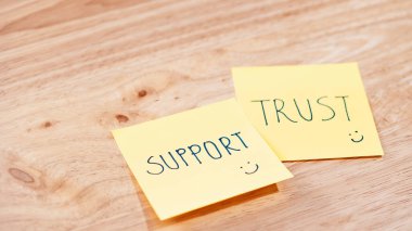 Yapışkan notlar profesyonel ofis ortamında takım çalışmasını temsil eden destek ve güven mesajları iletir.