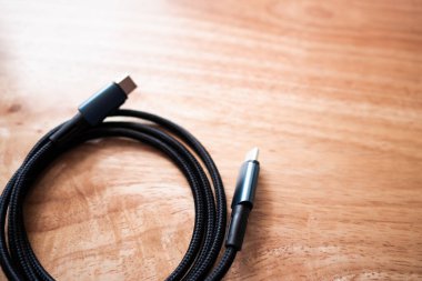 Kablolarınızı nasıl düzenli ve düzenli tutacağınızı ev ofis ortamınızda keşfedin.