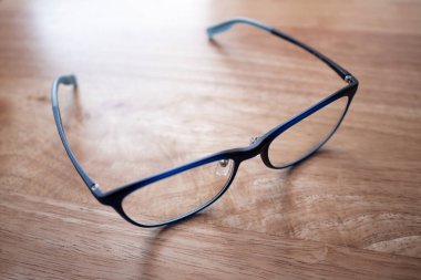 Bu minimalist ahşap ortamda şık gözlüklerin zarafetini keşfedin..