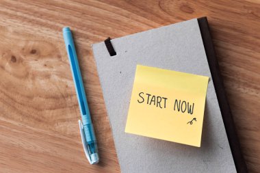 Tahta bir masa, yaratıcılığa ve verimliliğe ilham veriyor..