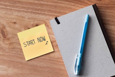 Motivasyon notu, düşünceli bir şekilde minimalist bir masayı verimliliğe teşvik eder..