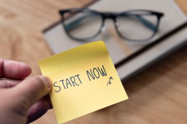 Bir Başlangıç Nownote el ele tutuşması, bir ev ofis ortamında harekete geçilmesine yol açar.