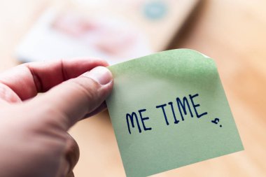 Bir el, kendine bakmanın günlük hayattaki önemini vurgulayan Me Time notunu tutuyor..