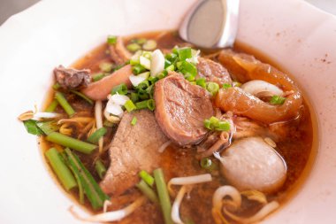 Canlı pazarlarda sevilen sokak yemekleri olan etli şehriye çorbasının tadını çıkarın..