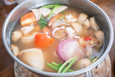 Taze malzemelerle dolu bu baharatlı çorba tarifiyle lezzetli bir yolculuk yaşayın..