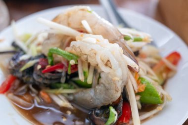 Canlı bir karides salatası. Taze sebzeler ve lezzetli tatlar..