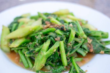 Canlı bir tabak kızarmış yeşillik sağlıklı malzemeler ve pişirme teknikleri sergiliyor..