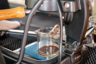 Bir baristanın yetenekli ellerinden geçen espresso 'nun karmaşık sürecini keşfedin..
