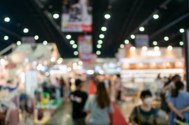 Çeşitli ekran ve ağ fırsatları sunan hareketli bir ticaret fuarı sahnesi.