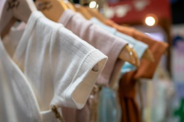 Samimi bir butik ortamında gösterilen şık kıyafetlerin yer aldığı canlı bir moda etkinliği keşfedin..