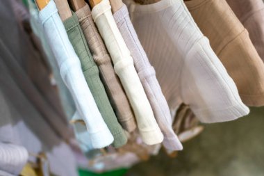 Canlı yaz renklerini ve stillerini bu modaya uygun giyim tarzıyla bir butikte keşfedin.