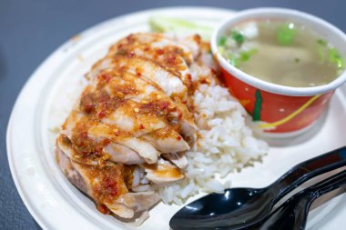 Lezzetli bir tavuklu pilav. Çorba ile servis edilir ve yerel mutfak lezzetleri sunulur..