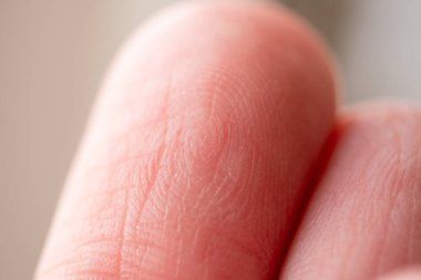 Kapalı bir ortamda insan parmak ucunun karmaşık dokusunu gösteren yakın çekim bir görüntü..