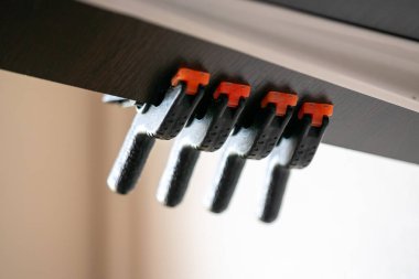 Mükemmel eklemler ve işçilikte kullanılan kusursuz klempleme tekniğini keşfedin..