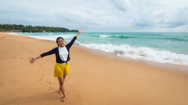 Bir gezgin güneşli bir günün tadını çıkarır güzel bir Tayland plajı seyahat ve neşenin özünü yakalar.