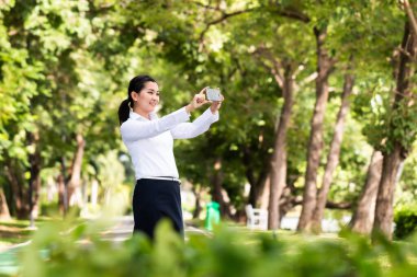 Bir iş kadını Tayland 'ın güzelliğini keşfeder. Huzurlu park manzaralarını yakalar..