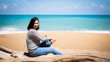 Huzurlu bir sahil anı Tayland kıyılarda dinlenme ve doğal güzellikler sergiliyor..