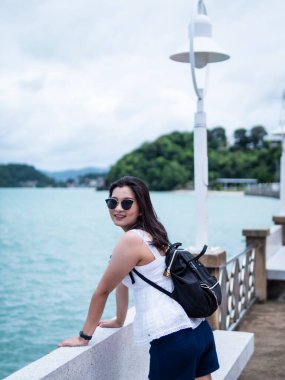 Tayland 'ın çarpıcı sahil manzarasını gösteren büyüleyici bir yolculuk..