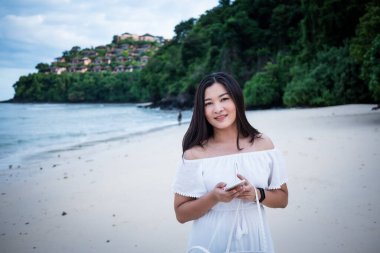 Huzurlu bir plaj deneyimi Tayland 'dan kaçarken çarpıcı manzaralar barışçıl titreşimlerle buluşur..