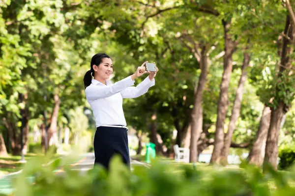 Bir iş kadını Tayland 'ın güzelliğini keşfeder. Huzurlu park manzaralarını yakalar..