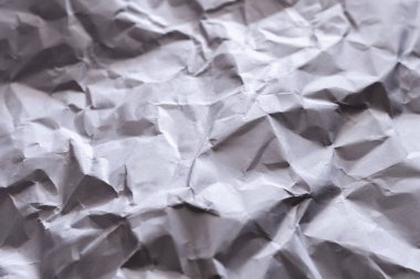 Minimalist bir stüdyo ortamında buruşmuş kağıt dokusunun karmaşık detaylarını araştırın..