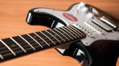 Ev stüdyosundaki elektro gitarın karmaşık detaylarını araştır..