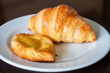 Büyüleyici bir mutfakta yeni yapılmış kruvasan ve hamur işleriyle pişirme seansının sıcaklığını hissedin..