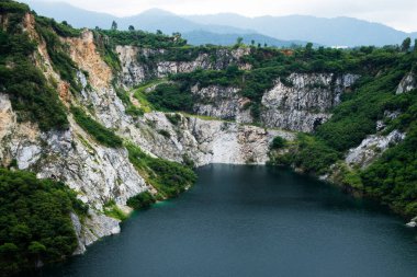 Görkemli dağlarla çevrili gizli bir gölün nefes kesici güzelliğini keşfedin. Doğanın sükunetini gösterin..