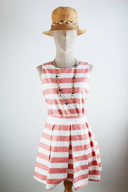 Şık bir yaz elbisesi şık bir şapkayla uyumlu mükemmel bir mevsimlik görünüm yaratır..