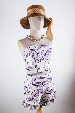 Minimalist bir stüdyoda sergilenen göz kamaştırıcı çiçekli bir yaz kıyafeti yeni moda fikirlerine ilham kaynağı oldu..