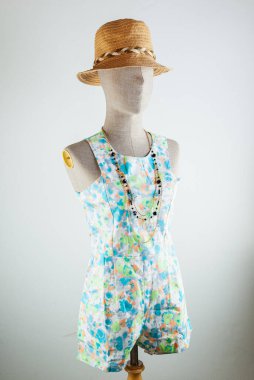 Göz kamaştırıcı bir yaz kıyafeti mevsimlik tasarım için mükemmel bir manken sergiledi..